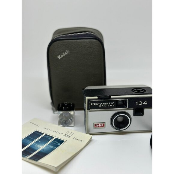 Kodak Instamatic 134 Vintage Film Camera W/ Flashcube Case & Manual - Picture 1 of 9
